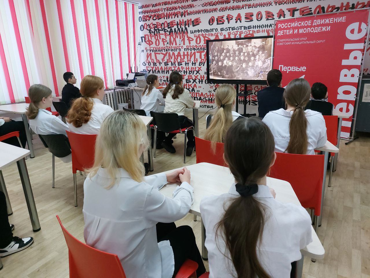 Расписание уроков в школе. Часы школьных уроков. 30. Расписание звонков с 8:00 уроки по 45 минут. Расписание звонков в школе.