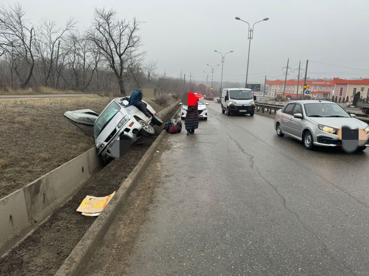 Машина с ехавшей на экскурсию в КБР группой упала в дренажный канал в  Пятигорске | Новости | Вечерний Ставрополь