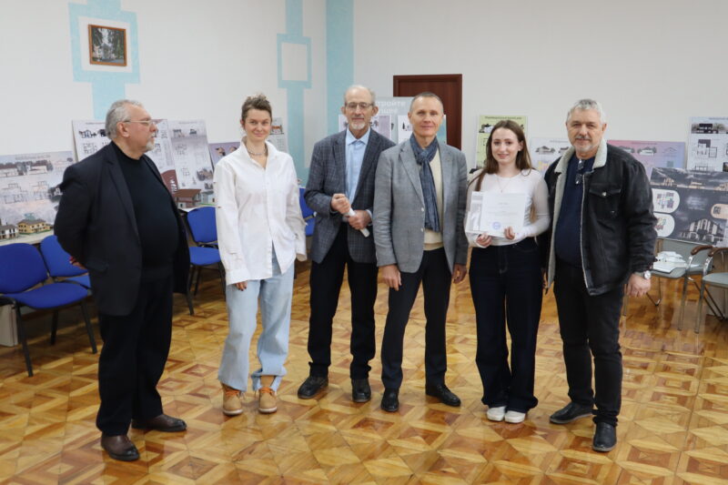 Члены жюри поздравили обладательницу 1 места Александру Малаки (вторая справа)