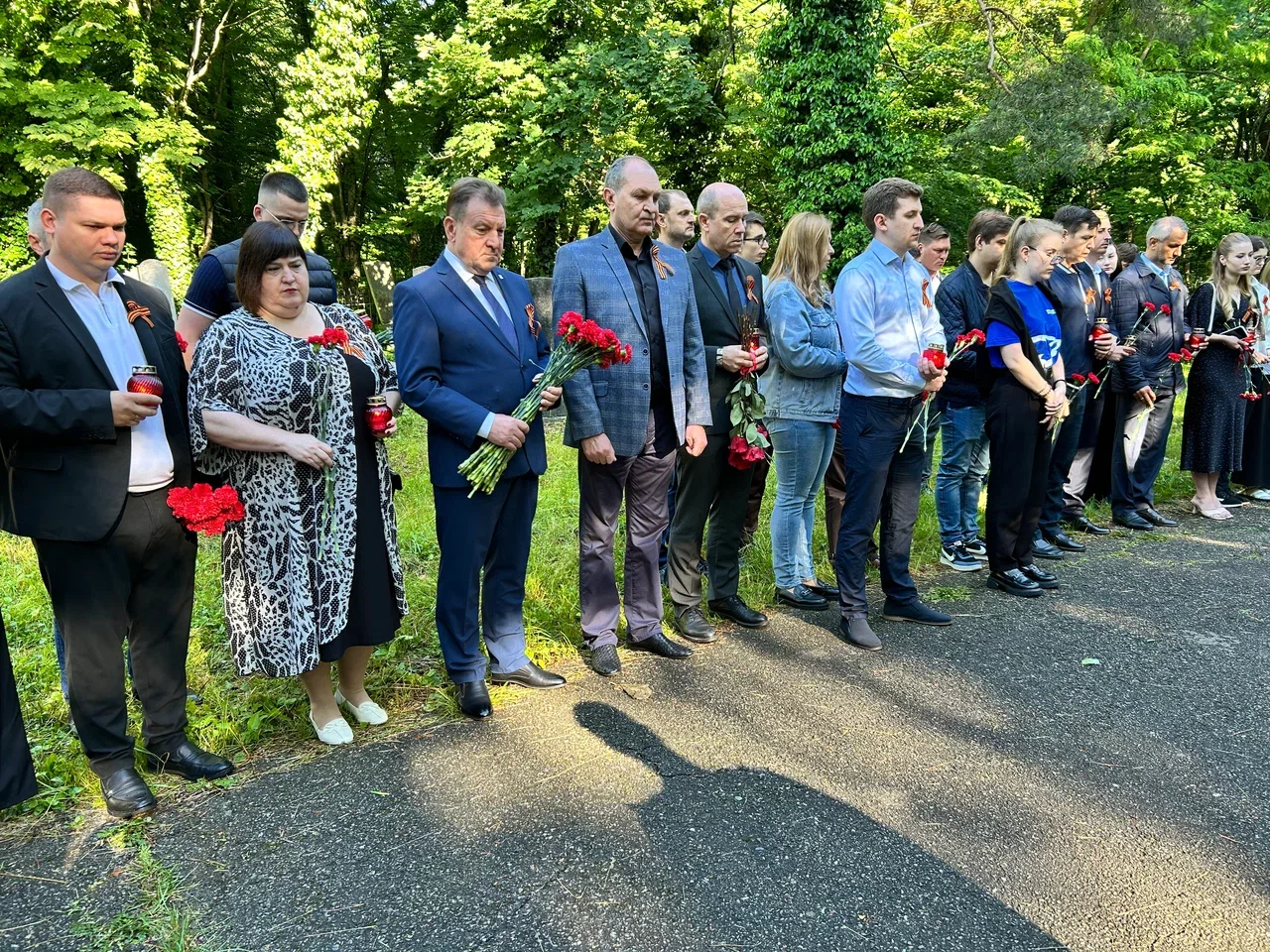 В Ставрополе на Даниловском кладбище возложили цветы в День памяти и скорби - Вечерний Ставрополь